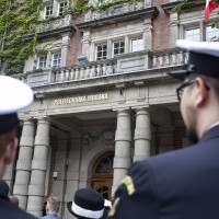 Pracownicy Politechniki Morskiej w Szczecinie przed budynkiem uczelni podczas uroczystości zmiany nazwy