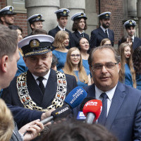 wiceminister w Ministerstwie Infrastruktury M. Gróbarczyk udziela wywiadu po uroczystości zmiany nazwy PM