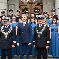 Rektor PM Wojciech Ślączka, poseł Arkadiusz Marchewka i prorektor PM Artur Brejger pozują do pamiątkowego zdjęcia podczas uroczystości zmiany nazwy uczelni