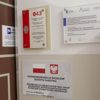 Tablice informujące o pochodzeniu funduszy na wyposażenie nowych laboratoriów