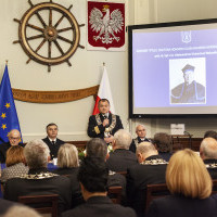 Rektor Akademii Morskiej w Szczecinie wita zgromadzonych na uroczystości gości