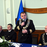 Rektor Akademii Morskiej w Szczecinie wita zgromadzonych na uroczystości gości
