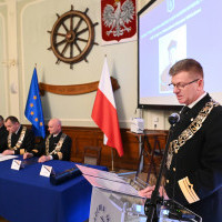 Treść nadania doktoratu odczytuje prorektor ds. nauki Akademii Morskiej w Szczecinie