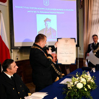 Rektor Akademii Morskiej prezentuje dyplom nadania tytułu doktora honoris causa prof. Aleksandrowi Walczakowi