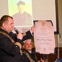 Rektor Akademii Morskiej prezentuje dyplom nadania tytułu doktora honoris causa prof. Aleksandrowi Walczakowi