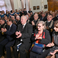 Żona i córka prof. Aleksandra Walczaka na uroczystości