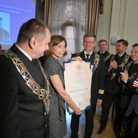 Córka prof. Aleksandra Walczaka prezentuje dyplom nadania jej ojcu tytułu doktora honoris causa Akademii Morskiej w Szczecinie.