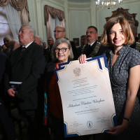 Córka prof. Aleksandra Walczaka prezentuje dyplom nadania jej ojcu tytułu doktora honoris causa Akademii Morskiej w Szczecinie.