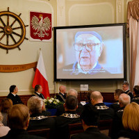Goście zgormadzeni na uroczystości oglądają wykład mistrzowski prof. Aleksandra Walczaka  