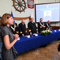 Na uroczystości nadania prof. Aleksandrowi Walczakowi tytułu doktora honoris causa AMS przemawia jego córka 