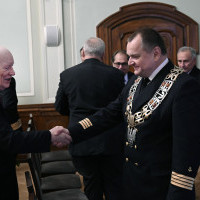 Rektor AM w Szczecinie wita przybyłych na uroczystość gości