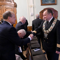 Rektor AM w Szczecinie wita przybyłych na uroczystość gości