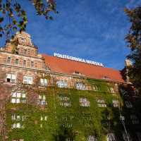 Budynek PM  wczesną jesienią