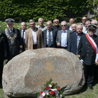 Spotkanie absolwentów PSM w Szczecinie z rocznika 1967 przy kamieniu upamiętniającym szkołę