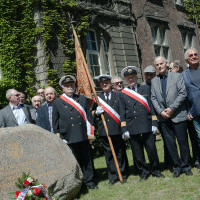 Spotkanie absolwentów PSM w Szczecinie z rocznika 1967 przy kamieniu upamiętniającym szkołę