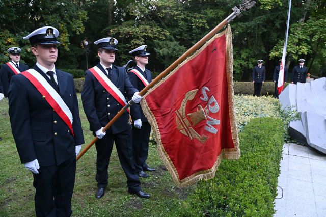 Poczty historycznych sztandarów szczecińskich szkół morskich na apelu pamięci przy pomniku "Tym, którzy nie powrócili z morza"