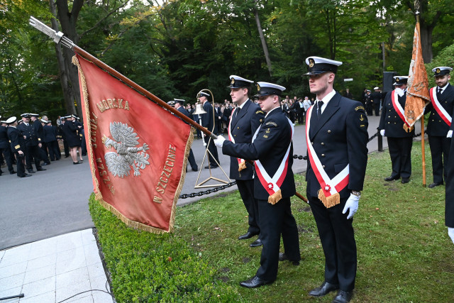 Poczty historycznych sztandarów szczecińskich szkół morskich na apelu pamięci przy pomniku "Tym, którzy nie powrócili z morza"