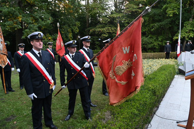 Poczty historycznych sztandarów szczecińskich szkół morskich na apelu pamięci przy pomniku "Tym, którzy nie powrócili z morza"