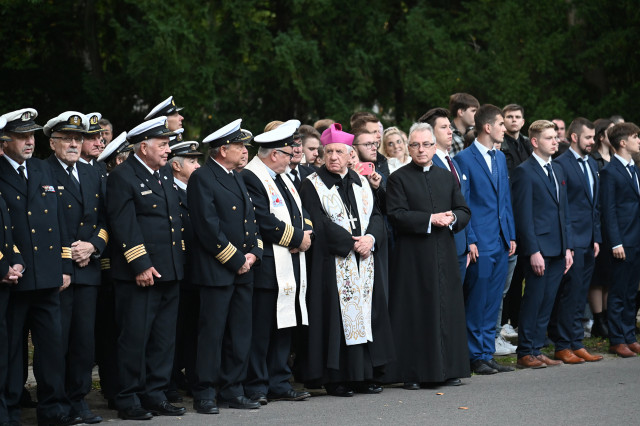 Władze PM i delegacje na apelu pamięci przy pomniku "Tym, którzy nie powrócili z morza"