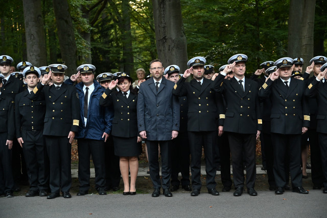 Władze PM i delegacje na apelu pamięci przy pomniku "Tym, którzy nie powrócili z morza"
