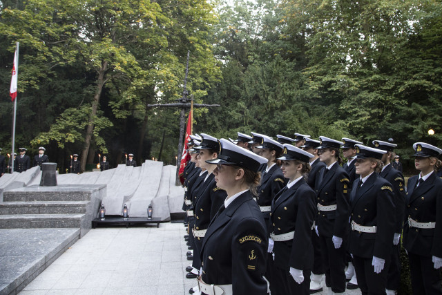 Kompania Honorowa Politechniki Morskiej w Szczecinie apelu pamięci przy pomniku "Ty, którzy nie powrócili z morza"