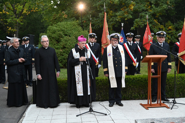 Modlitwa duchownych na apelu pamięci przy pomniku "Tym, którzy nie powrócili z morza"