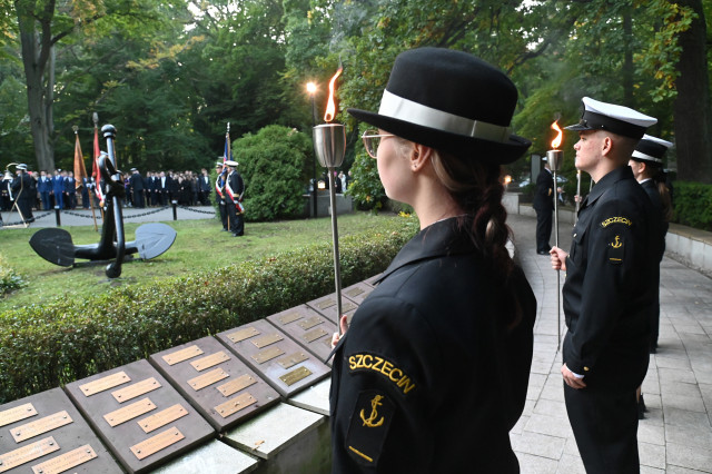 Studenci PM z pochodniami na apelu pamięci przy pomniku "Tym, którzy nie powrócili z morza"