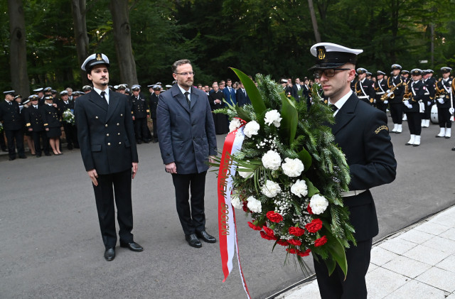 Wojewoda Zachodniopomorskie przekazuje wieniec do złożenia na apelu pamięci przy pomniku "Tym, którzy nie powrócili z morza"