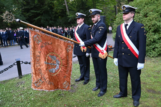 Poczty historycznych sztandarów szczecińskich szkół morskich na apelu pamięci przy pomniku "Tym, którzy nie powrócili z morza"