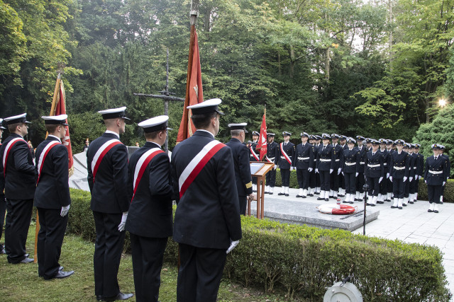 Kompania Honorowa Politechniki Morskiej w Szczecinie apelu pamięci przy pomniku "Ty, którzy nie powrócili z morza"