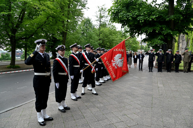 Kompania Honorowa AM z dowódcą i Pocztem Sztandarowym - uroczystość podniesienia bandery przed budynkiem uczelni