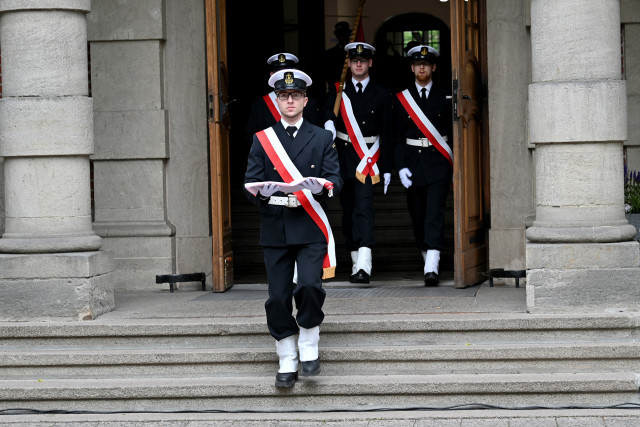  Podniesienie bandery przed budynkiem Akademii Morskiej 
