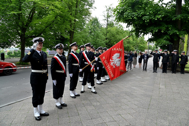 Kompania Honorowa Akademii Morskiej w Szczecinie przed wejściem do budynku Uczelni