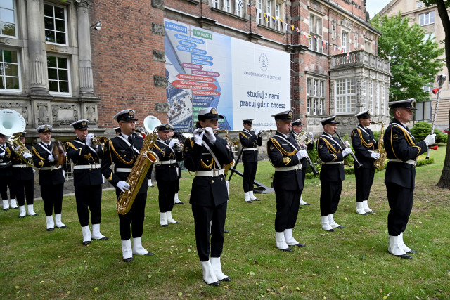 Orkiestra Wojskowa ze Świnoujścia podczas uroczystego podniesienia bandery RP przed budynkiem Akademii Morskiej w Szczecinie