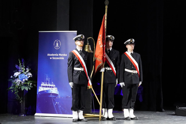 Poczet sztandarowy Akademii Morskiej w Szczecinie na galii jubileuszowej z okazji 75 lecia szkolnictwa morskiego na Pomorzu Zachodnim