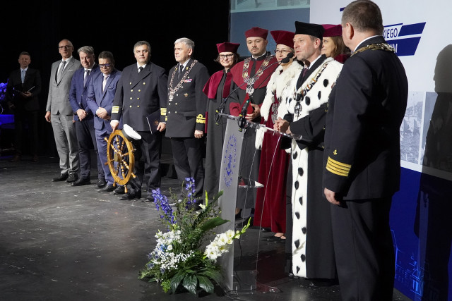 Kolegium Rektorów Zachodniopomorskich i rektorzy polskich uczelni morskich na gali  z okazji 75-lecia szkolnictwa morskiego na Pomorzu Zachodnim