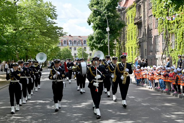 Musztra paradna Orkiestry Wojskowej ze Świnoujścia przed budynkiem Akademii Morskiej w Szczecinie z okazji 75-lecia szkolnictwa morskiego na Pomorzu Zachodnim