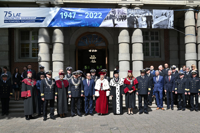 Przedstawiciele władz zachodniopomorskich uczelni i zaproszeni goście oglądają przed budynkiem AMS musztrę paradną z okazji 75-lecia szkolnictwa morskiego na Pomorzu Zachodnim