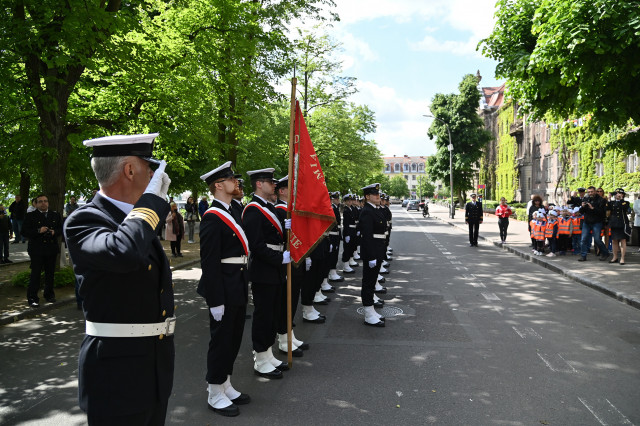 Kompania Honorowa Akademii Morskiej w Szczecinie podczas musztry paradnej  z okazji 75-lecia szkolnictwa morskiego na Pomorzu Zachodnim