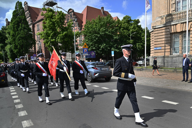 Kompania Honorowa Akademii Morskiej w Szczecinie podczas musztry paradnej  z okazji 75-lecia szkolnictwa morskiego na Pomorzu Zachodnim