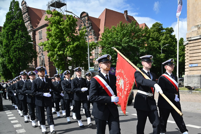 MUS Guard of Honour with MUS flag marches along Chrobry Embankment in Szczecin