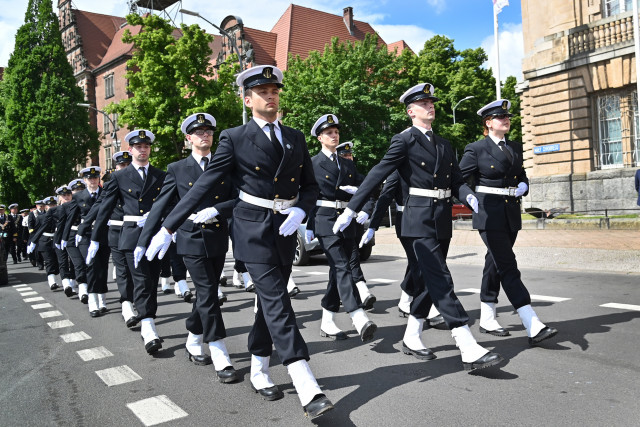 Kompania Honorowa Akademii Morskiej w Szczecinie podczas musztry paradnej  z okazji 75-lecia szkolnictwa morskiego na Pomorzu Zachodnim