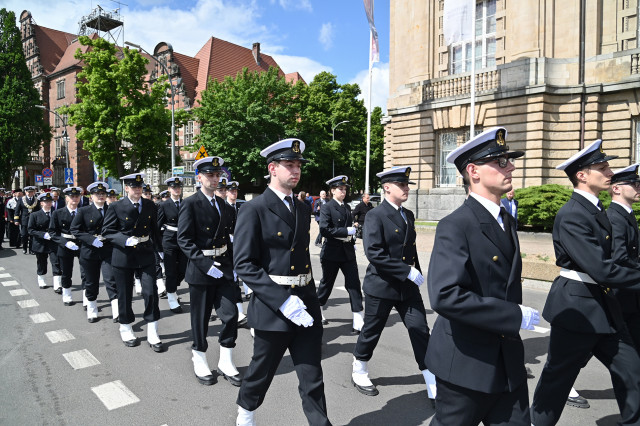 Kompania Honorowa Akademii Morskiej w Szczecinie podczas musztry paradnej  z okazji 75-lecia szkolnictwa morskiego na Pomorzu Zachodnim