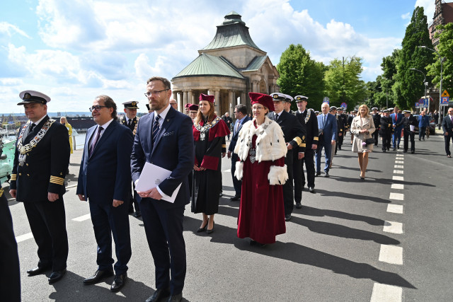 Rektor AM w Szczecinie, przedstawiciele władz lokalnych i państwowych oraz władz zachodniopomorskich uczelni udają się na galę z okazji 75-lecia szkolnictwa morskiego na Pomorzu Zachodnim