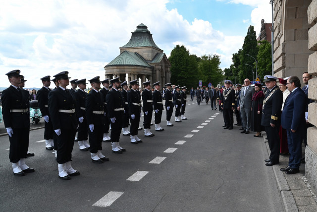 Rektor AM w Szczecinie, przedstawiciele władz lokalnych i państwowych oraz władz zachodniopomorskich uczelni przed Kompanią Honorową AMS