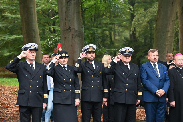 Władze Politechniki Morskiej w Szczecinie salutują podczas hymnu na uroczystości przy pomniku "Tym, którzy nie powrócili z morza" na Cmentarzu Centralnym 