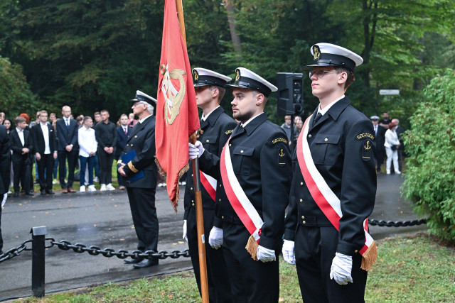 Historyczne poczty sztandarowe szczecińskich szkół morskich podczas apelu pamięci przy pomniku "Tym, którzy nie powrócili z morza" na Cmentarzu Centralnym