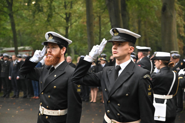 2 studentów z Kompanii Honorowej PM salutuje podczas hymnu na uroczystości przy pomniku "Tym, którzy nie powrócili z morza" na Cmentarzu Centralnym 