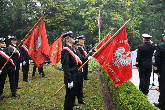 Historyczne poczty sztandarowe szczecińskich szkół morskich podczas apelu pamięci przy pomniku "Tym, którzy nie powrócili z morza" na Cmentarzu Centralnym