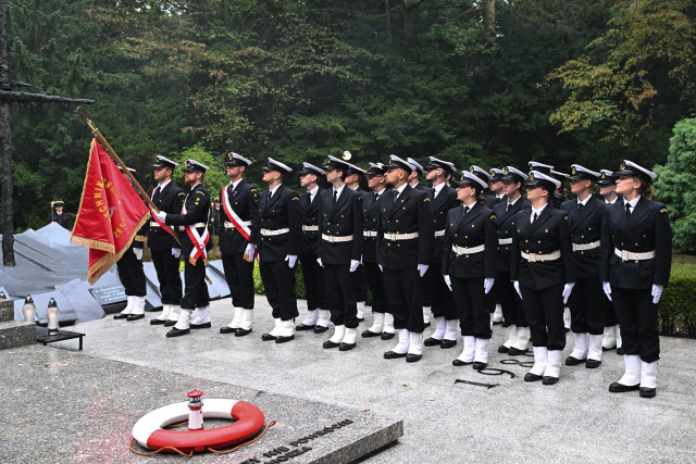 Kompania Honorowa Politechniki Morskiej w Szczecinie wraz z Pocztem Sztandarowym stoją w szyku przy pomniku "Tym, którzy nie powrócili z morza"